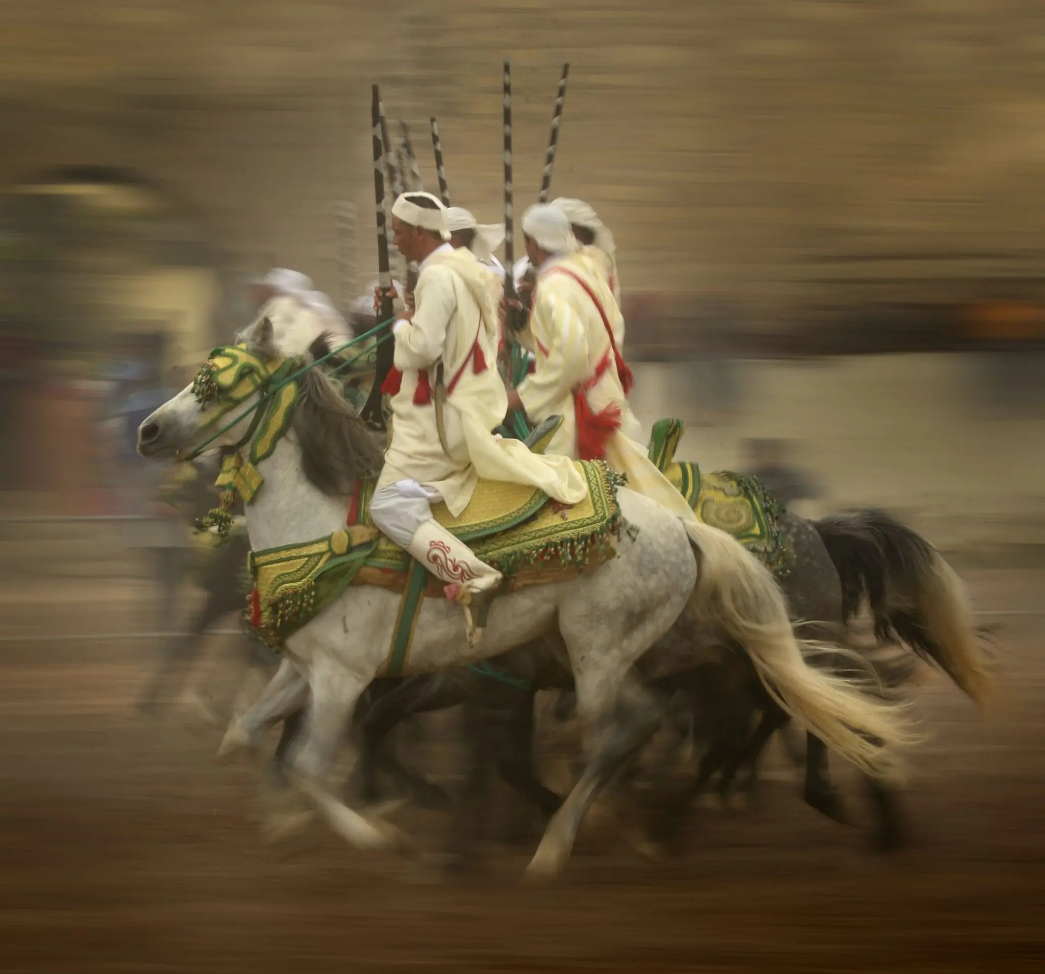 Une charge lancée : les chevaux partent vite et droit, épaule contre épaule.